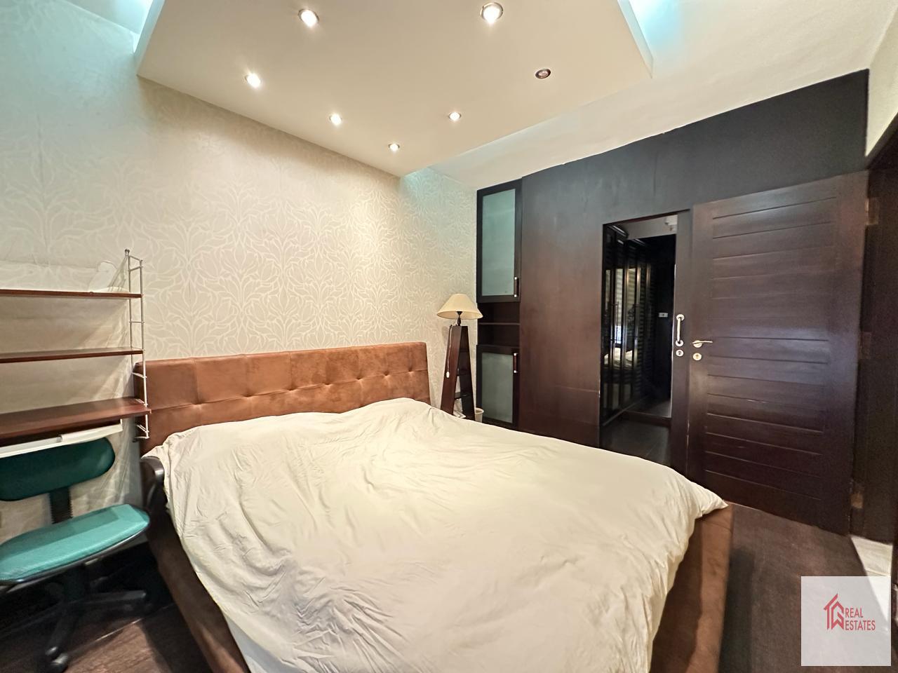 Erdgeschoss, 5 Schlafzimmer, 3 Badezimmer, 2 Master, möbliert, privater Eingang, private Terrasse, 1.500 $
