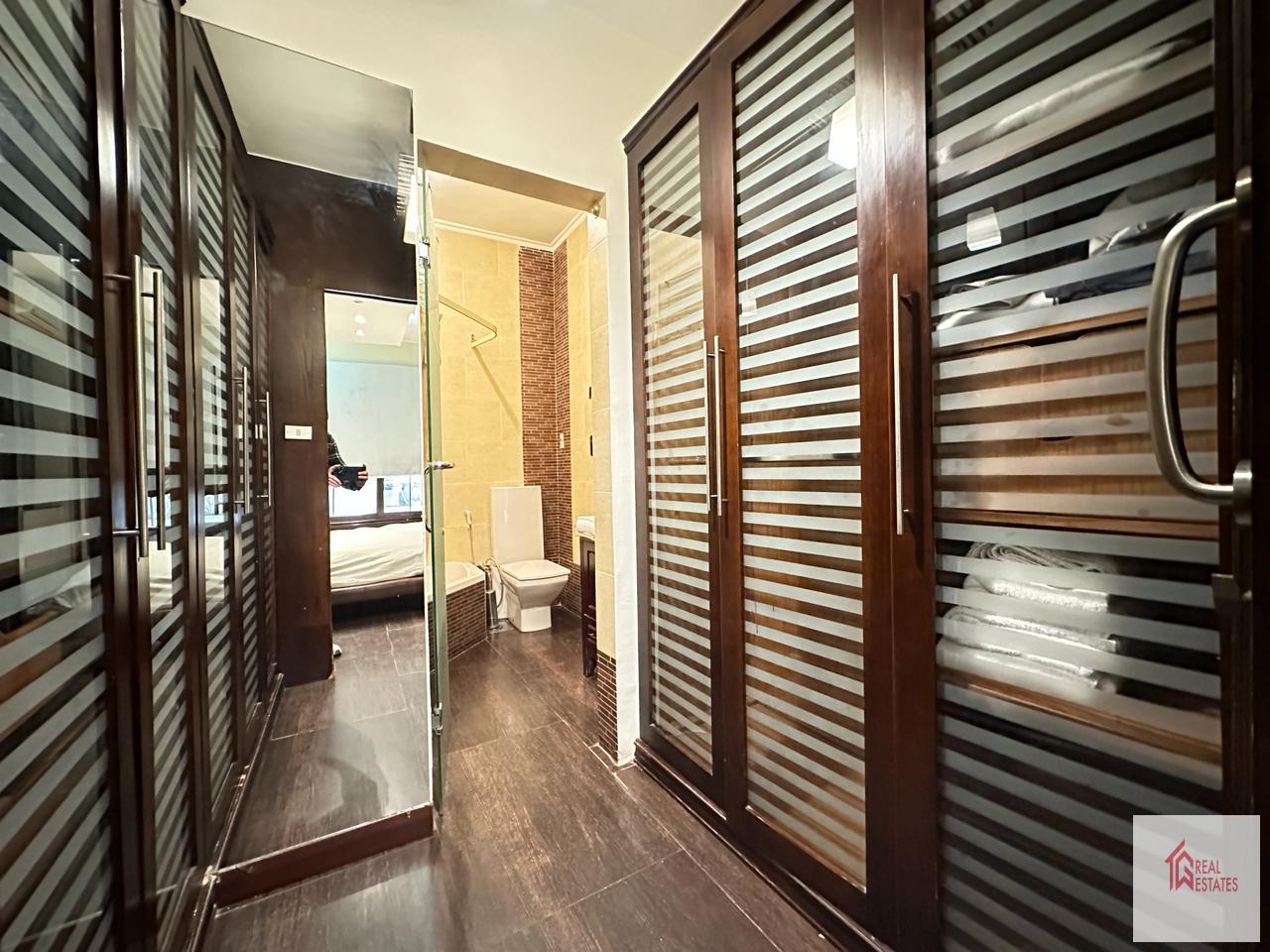 Erdgeschoss, 5 Schlafzimmer, 3 Badezimmer, 2 Master, möbliert, privater Eingang, private Terrasse, 1.500 $