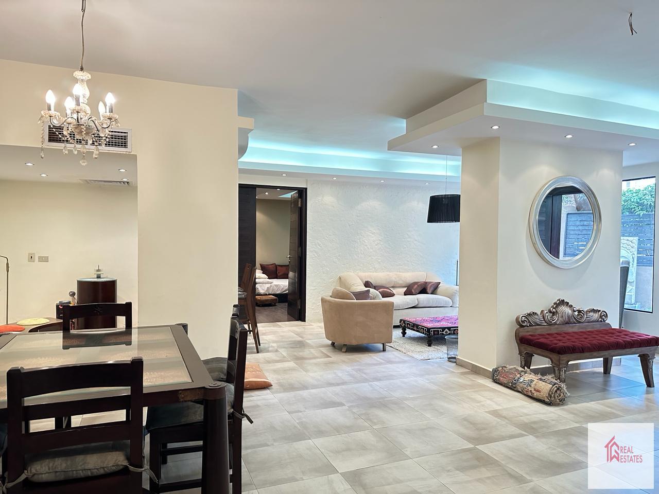 Erdgeschoss, 5 Schlafzimmer, 3 Badezimmer, 2 Master, möbliert, privater Eingang, private Terrasse, 1.500 $