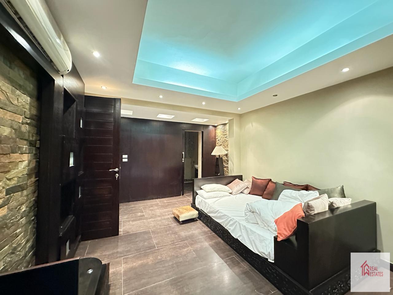 Erdgeschoss, 5 Schlafzimmer, 3 Badezimmer, 2 Master, möbliert, privater Eingang, private Terrasse, 1.500 $