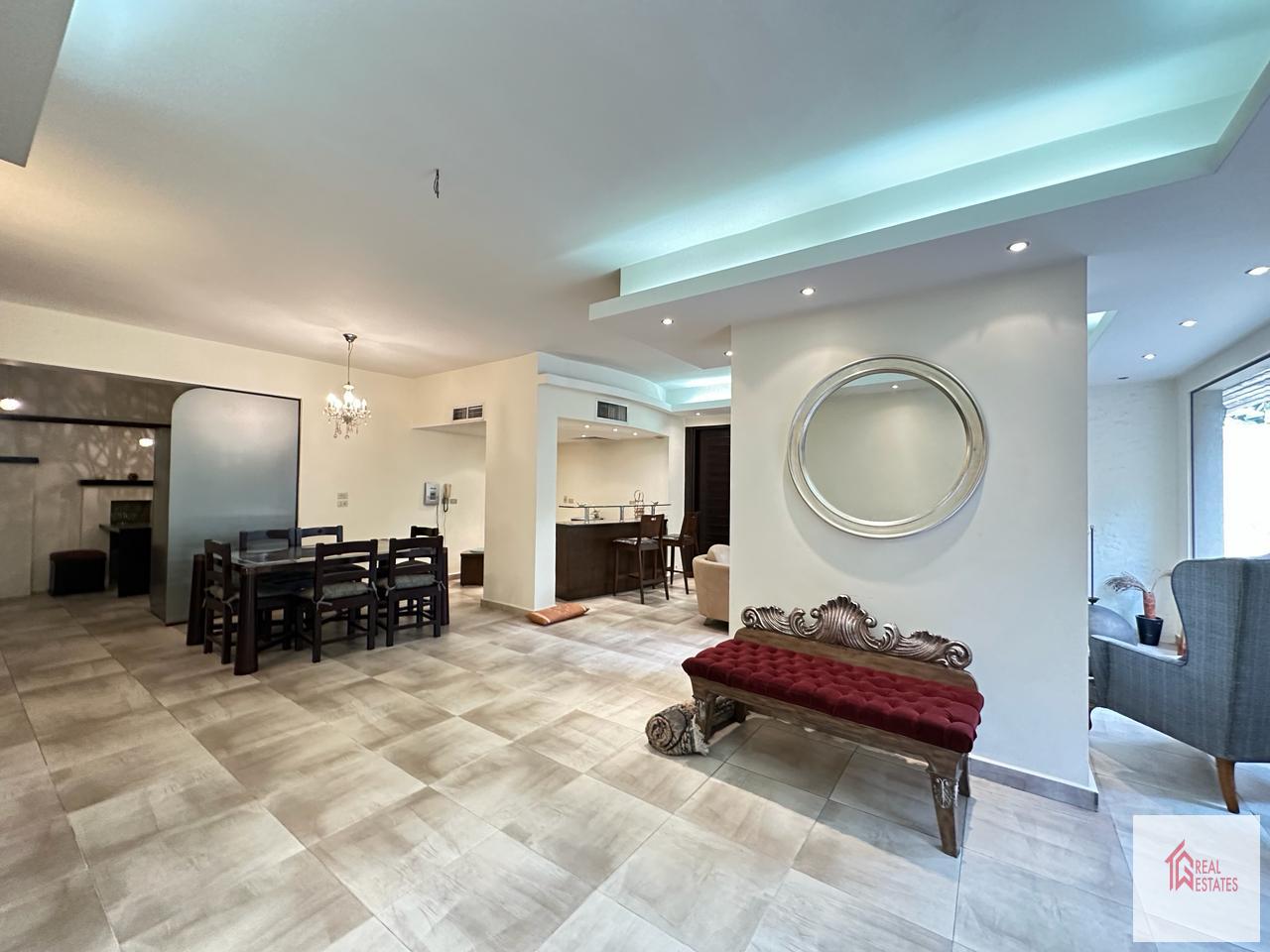 Erdgeschoss, 5 Schlafzimmer, 3 Badezimmer, 2 Master, möbliert, privater Eingang, private Terrasse, 1.500 $