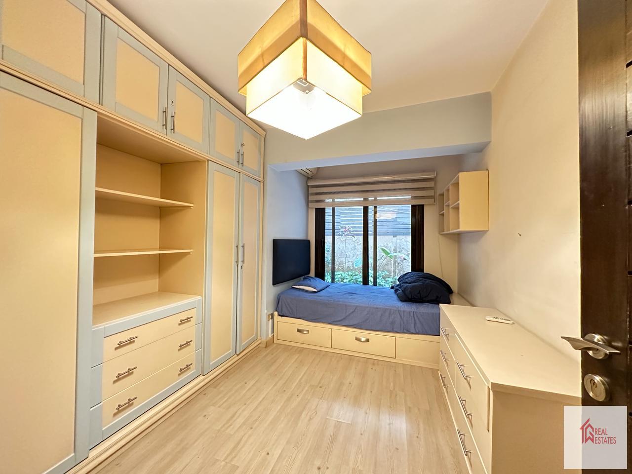Erdgeschoss, 5 Schlafzimmer, 3 Badezimmer, 2 Master, möbliert, privater Eingang, private Terrasse, 1.500 $