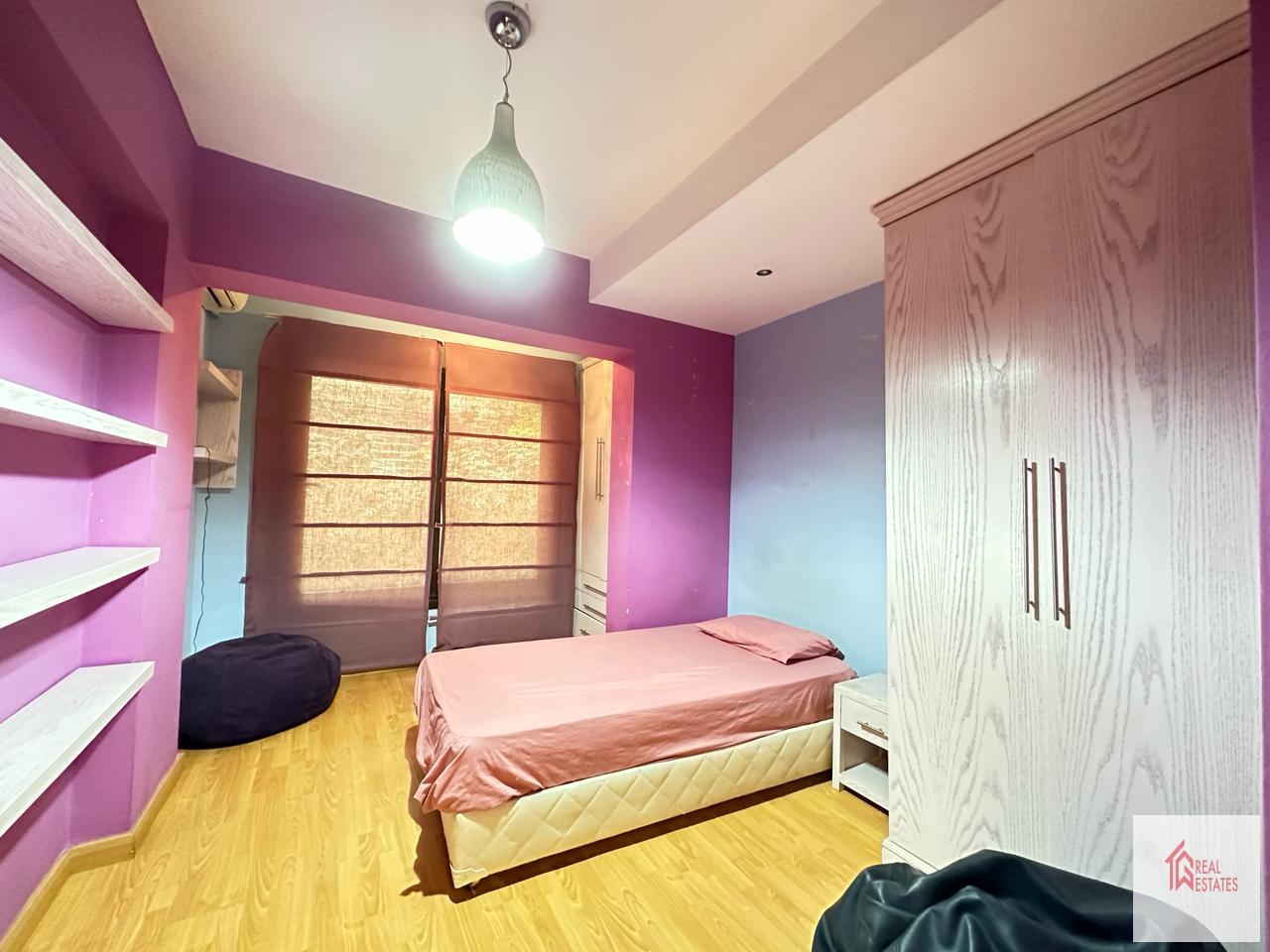Erdgeschoss, 5 Schlafzimmer, 3 Badezimmer, 2 Master, möbliert, privater Eingang, private Terrasse, 1.500 $