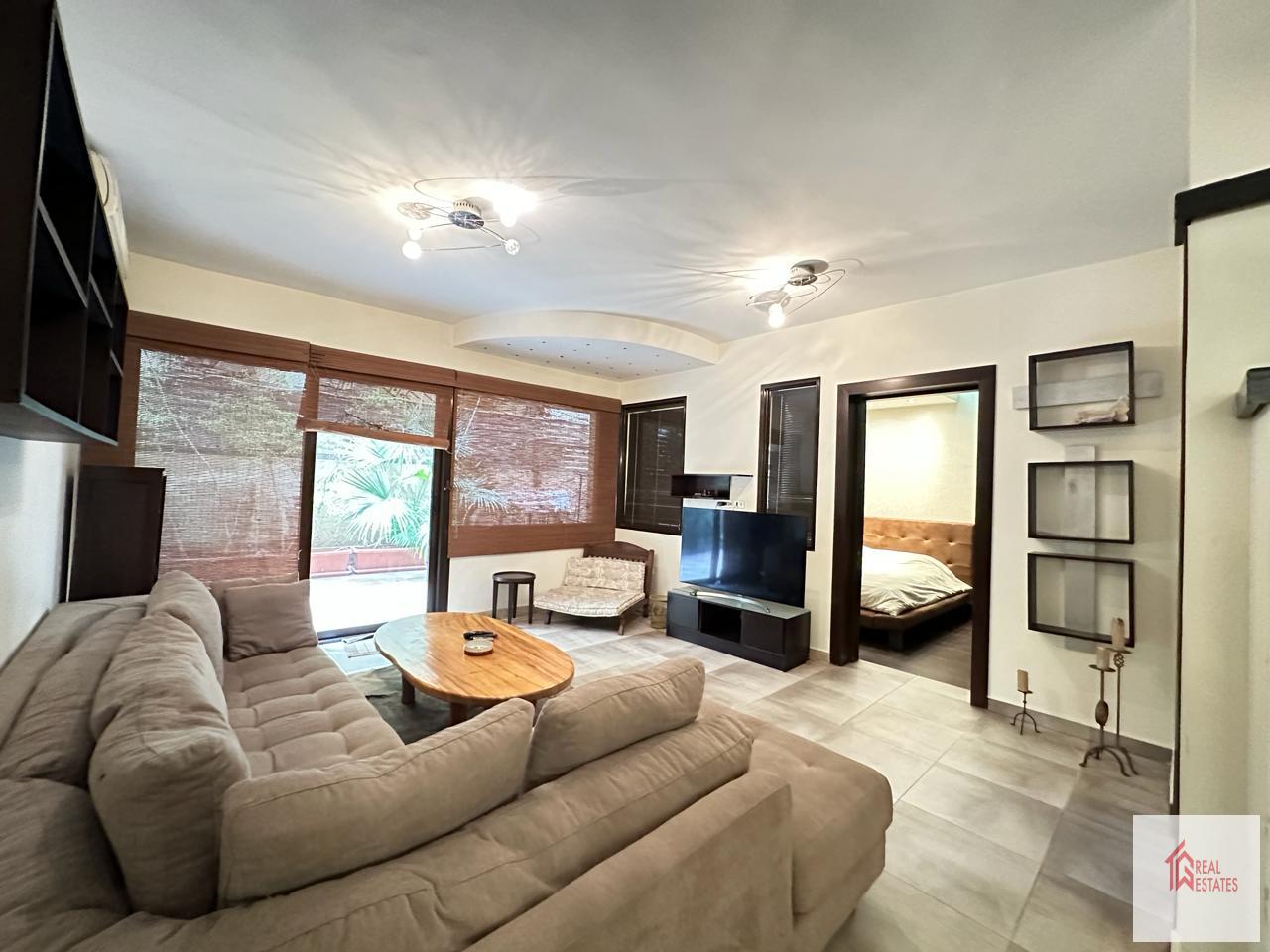 Erdgeschoss, 5 Schlafzimmer, 3 Badezimmer, 2 Master, möbliert, privater Eingang, private Terrasse, 1.500 $