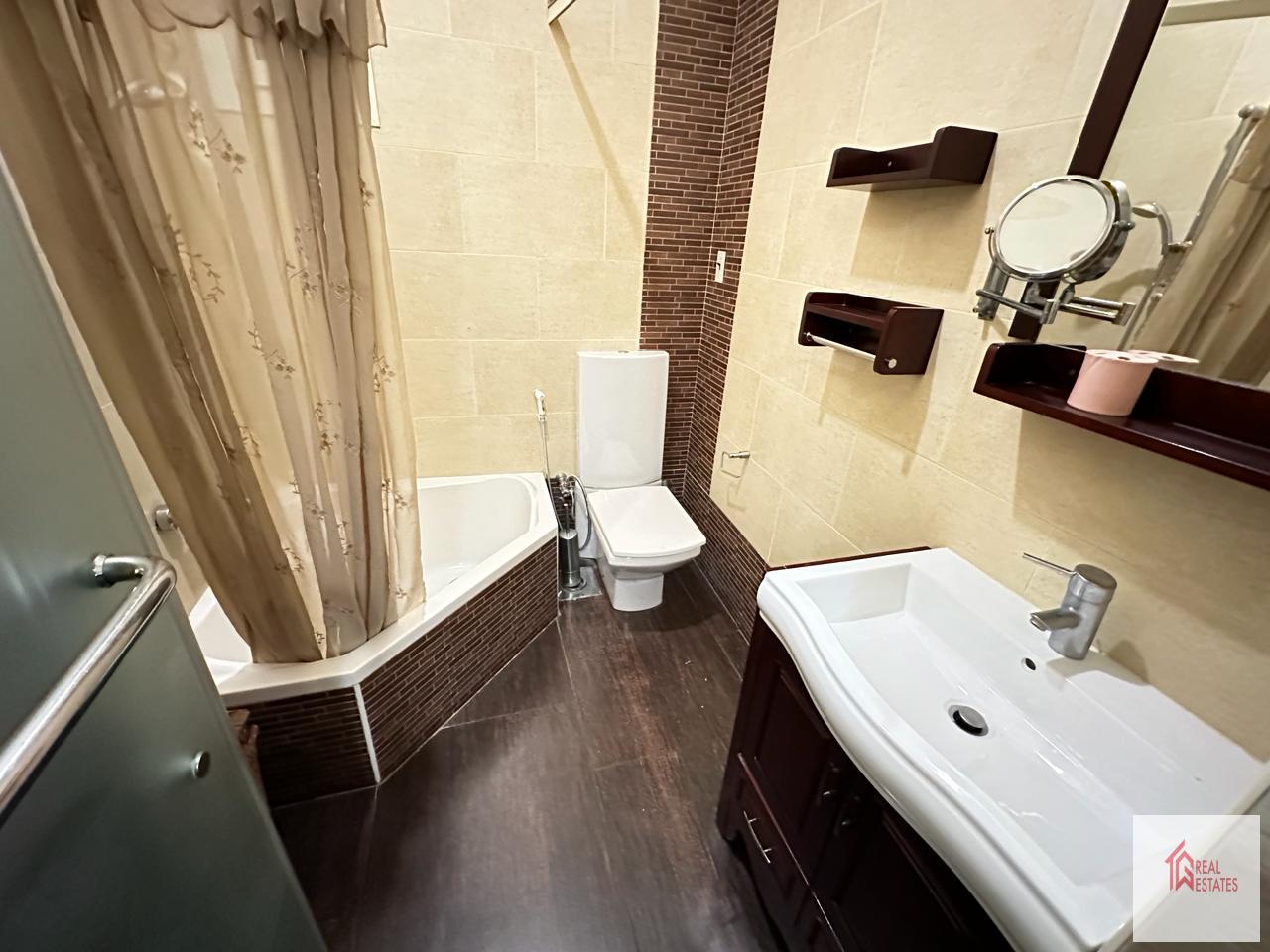 Erdgeschoss, 5 Schlafzimmer, 3 Badezimmer, 2 Master, möbliert, privater Eingang, private Terrasse, 1.500 $