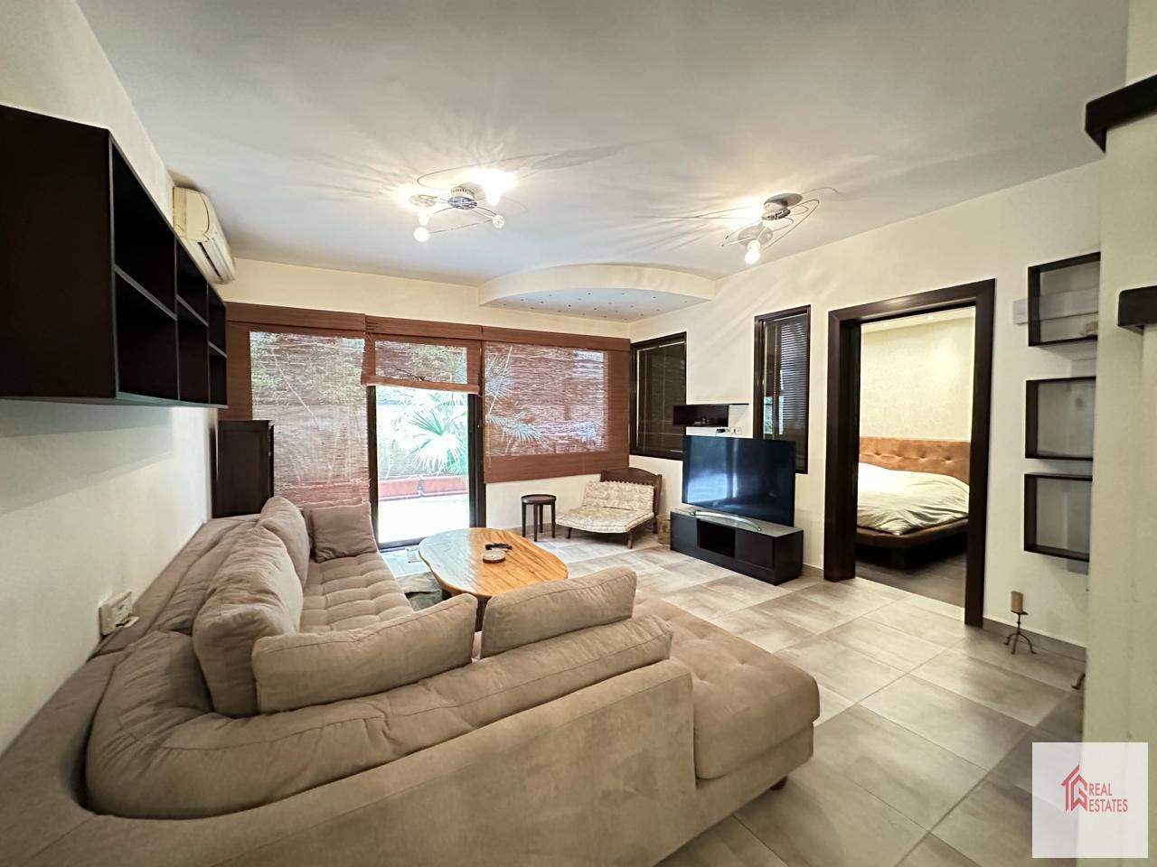 Erdgeschoss, 5 Schlafzimmer, 3 Badezimmer, 2 Master, möbliert, privater Eingang, private Terrasse, 1.500 $