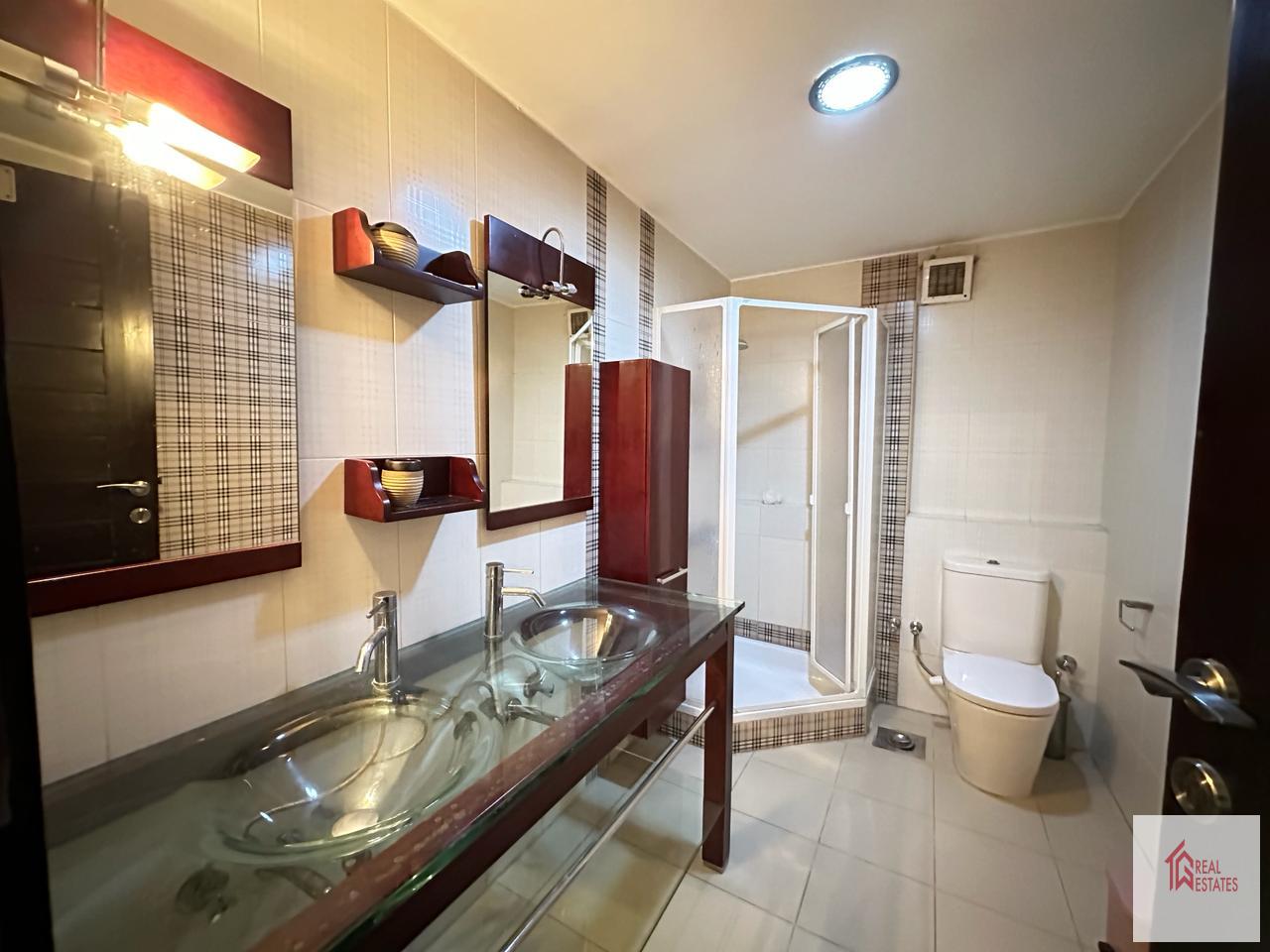 Erdgeschoss, 5 Schlafzimmer, 3 Badezimmer, 2 Master, möbliert, privater Eingang, private Terrasse, 1.500 $