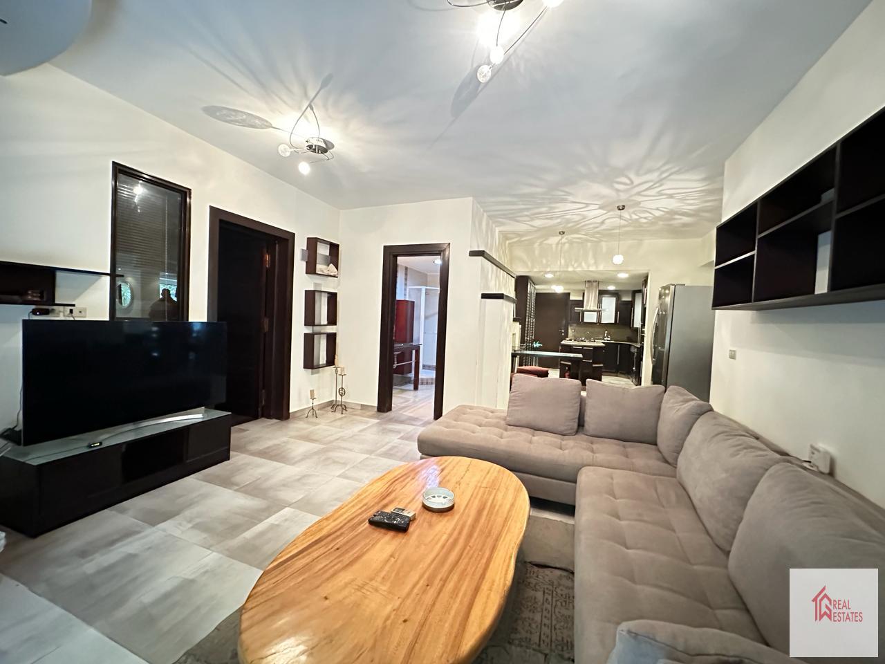Erdgeschoss, 5 Schlafzimmer, 3 Badezimmer, 2 Master, möbliert, privater Eingang, private Terrasse, 1.500 $