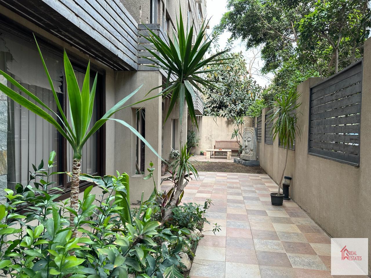 Erdgeschoss, 5 Schlafzimmer, 3 Badezimmer, 2 Master, möbliert, privater Eingang, private Terrasse, 1.500 $